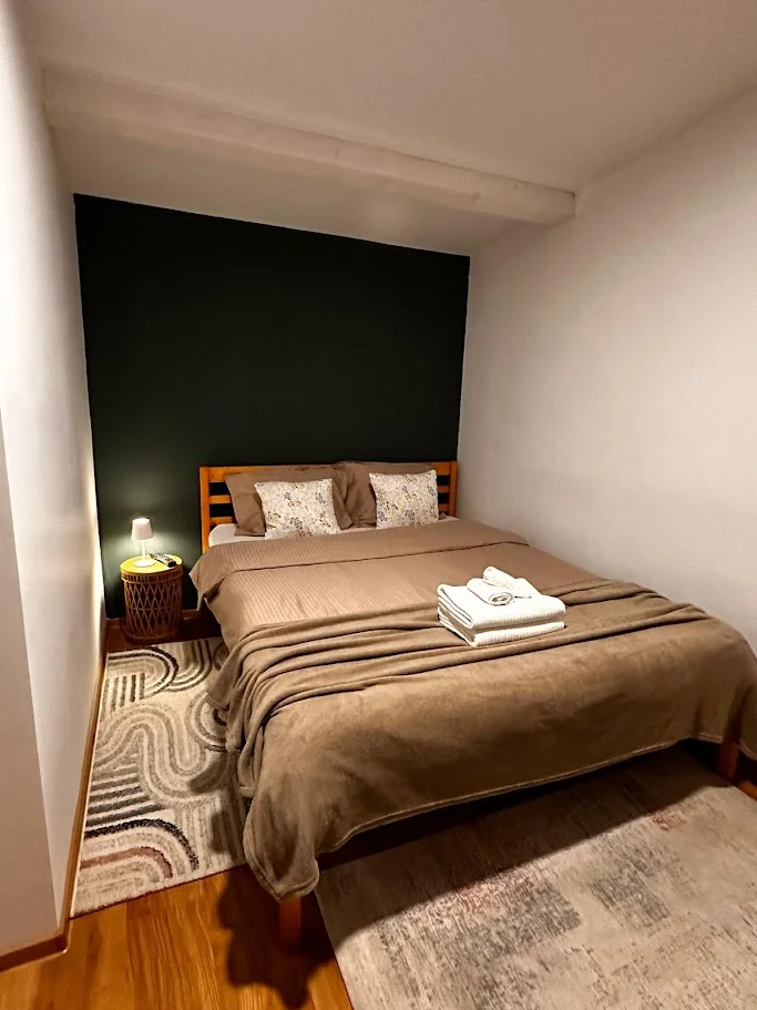 Cameră cabană - interior cochet și confortabil